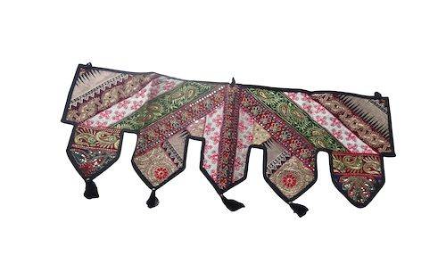 Tapiz toran con telas brillantes