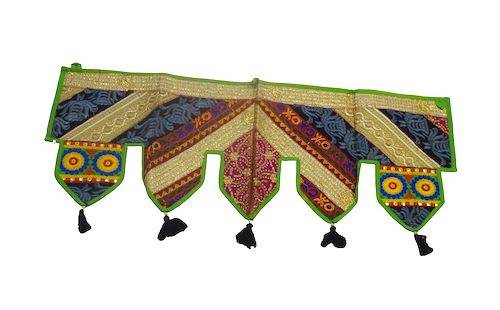 Tapiz toran con telas brillantes