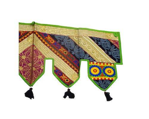Tapiz toran con telas brillantes