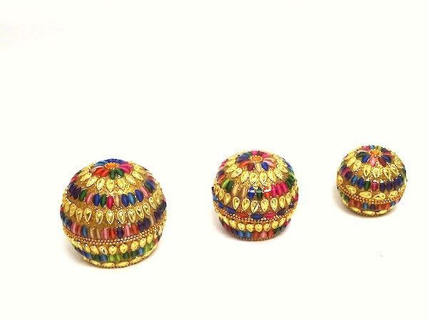 Caja india de cristales de colores dorada