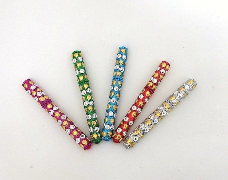 Boli de colores con hojitas doradas y soles plateados de la India