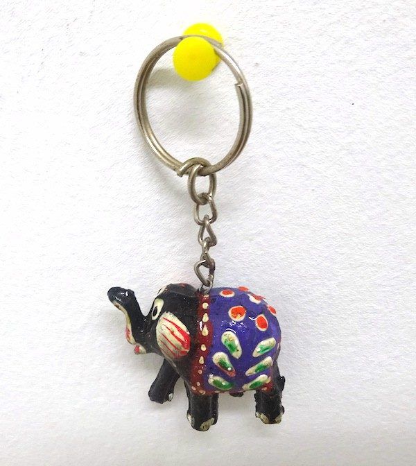 Llavero étnico con elefante con trompa hacia arriba