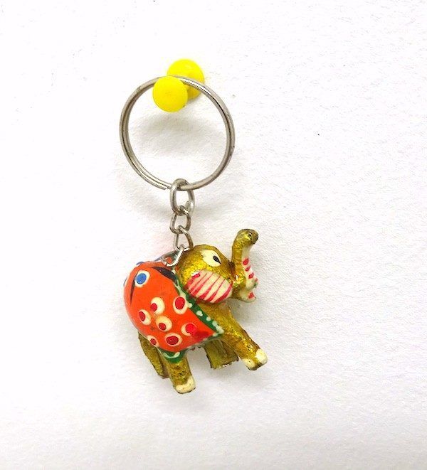 Llavero étnico con elefante con trompa hacia arriba