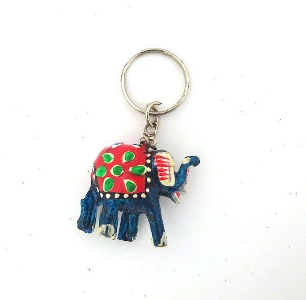 Llavero étnico con elefante con trompa hacia arriba
