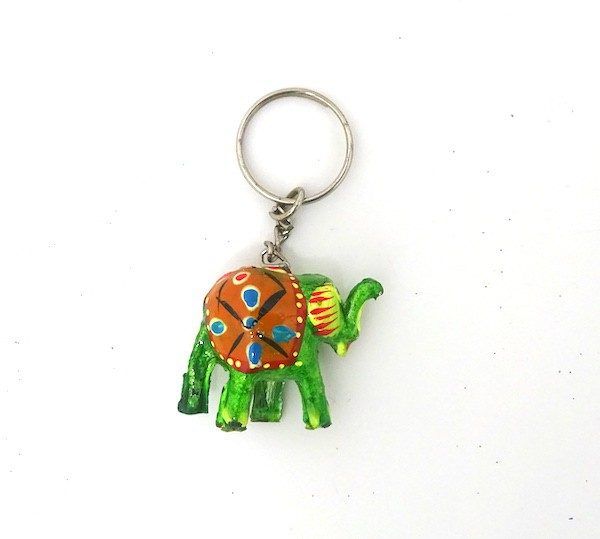Llavero étnico con elefante con trompa hacia arriba