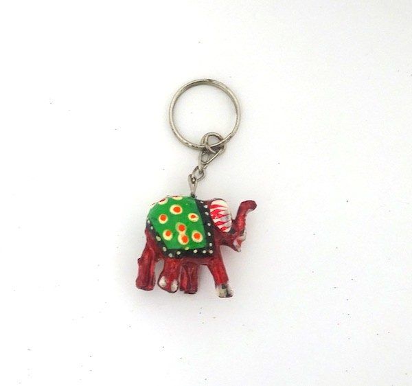 Llavero étnico con elefante con trompa hacia arriba