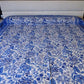 Colcha india de algodón con estampado de flores azules