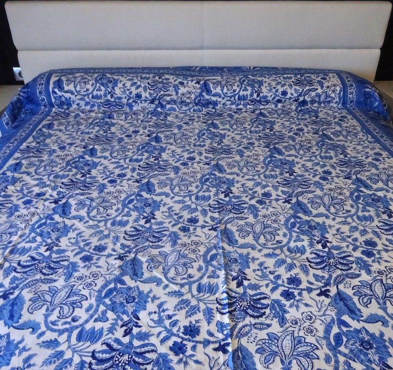 Colcha india de algodón con estampado de flores azules