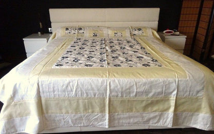Colcha india de seda con bordado de rosas