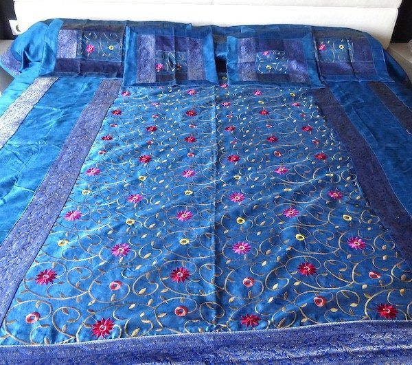 Colcha india de seda con bordado de florecitas