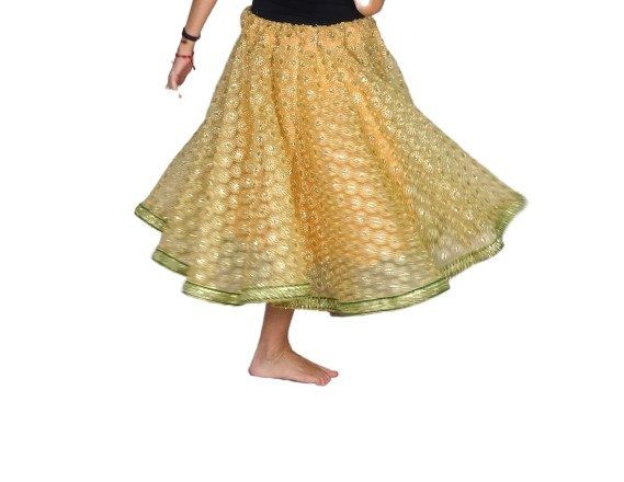 Falda Bollywood dorada con vuelo