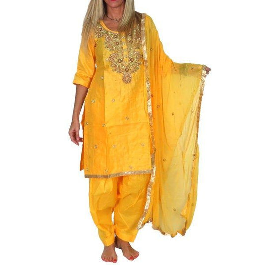 Conjunto punjabi de tres piezas con pedrería