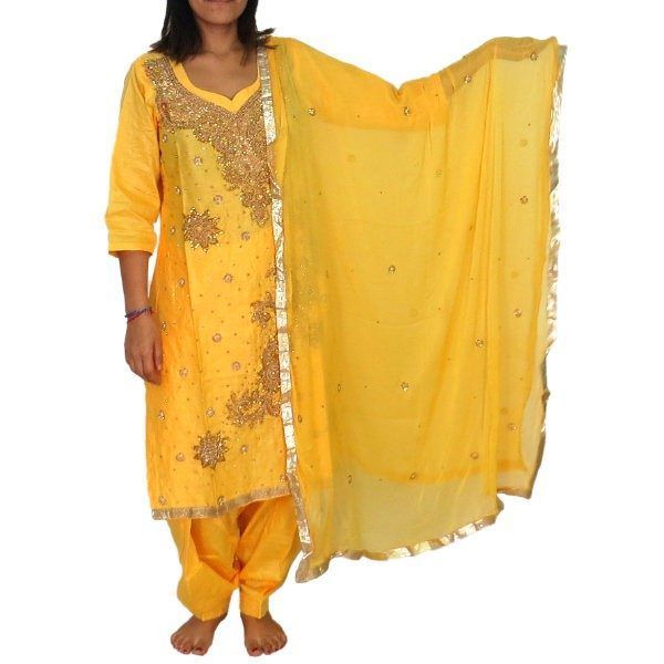 Conjunto punjabi de tres piezas con pedrería