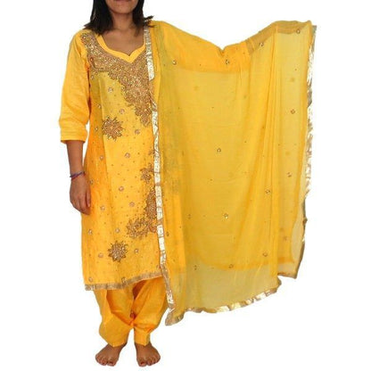 Conjunto punjabi de tres piezas con pedrería