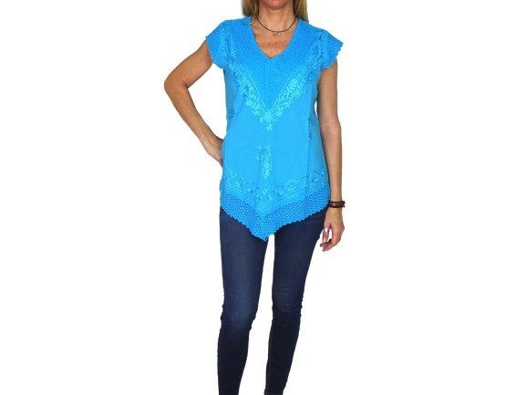 Camisa india de algodón bordada con cuello y borde en pico