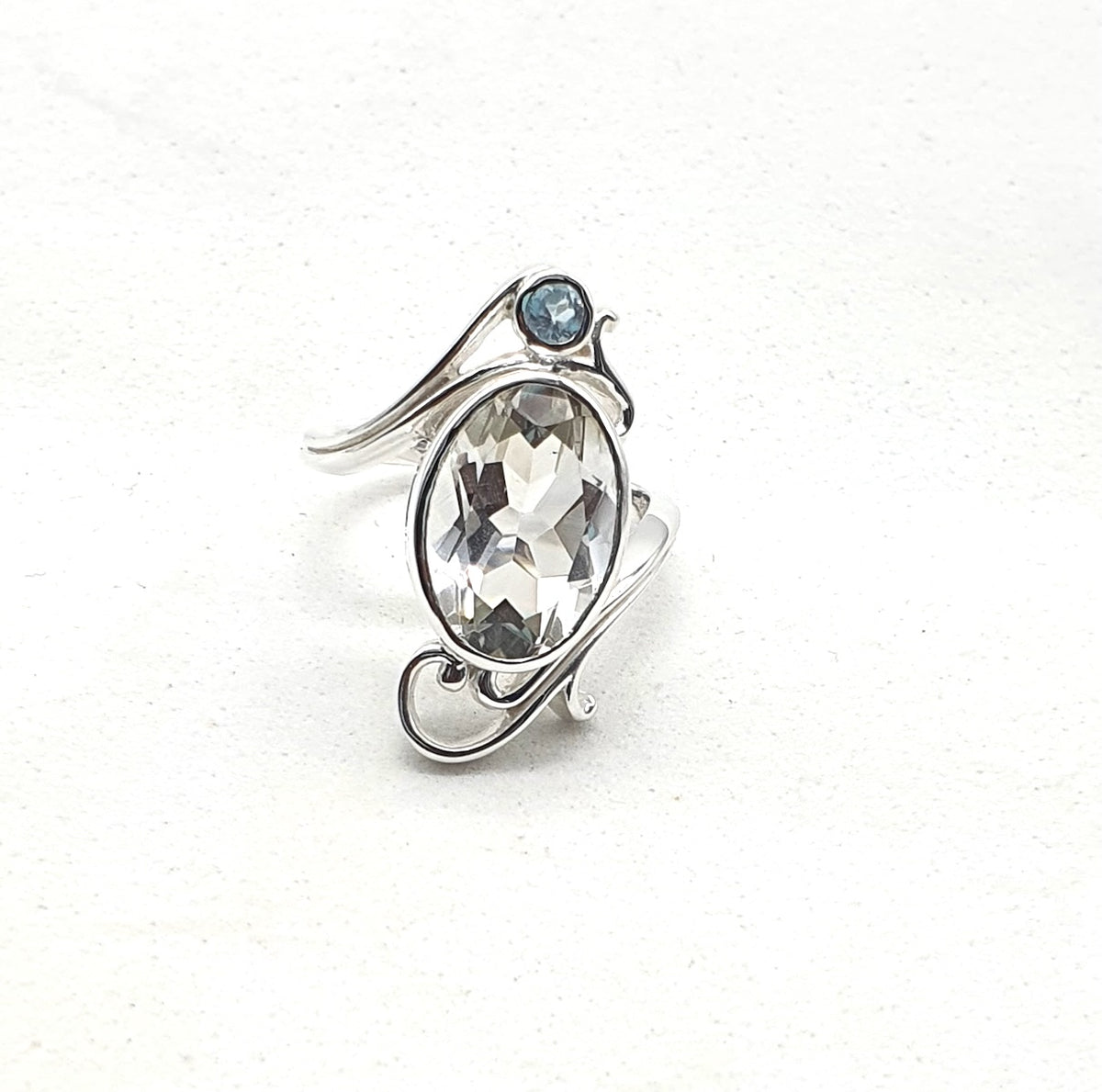 Anillo de Plata de la India con cuarzo y topacio azul