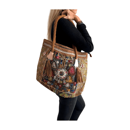 Bolso bohemio de piel con abalorios