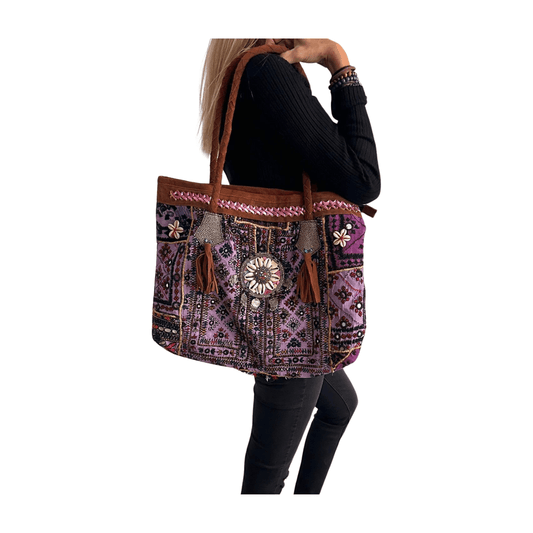 Bolso bohemio de piel con abalorios