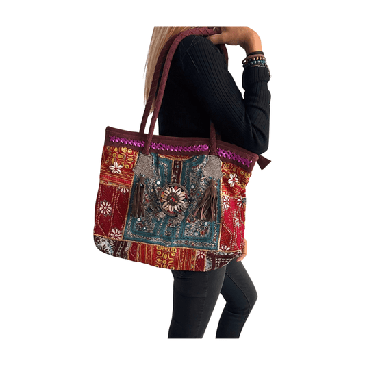 Bolso bohemio de piel con abalorios