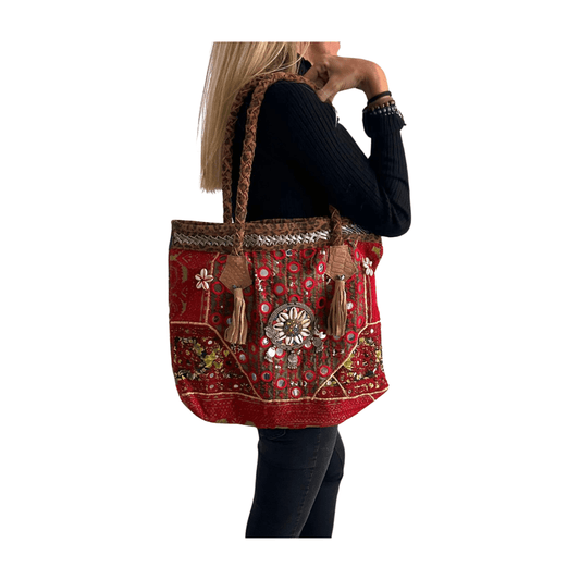 Bolso bohemio de piel con abalorios