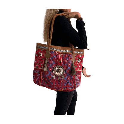 Bolso bohemio de piel con abalorios