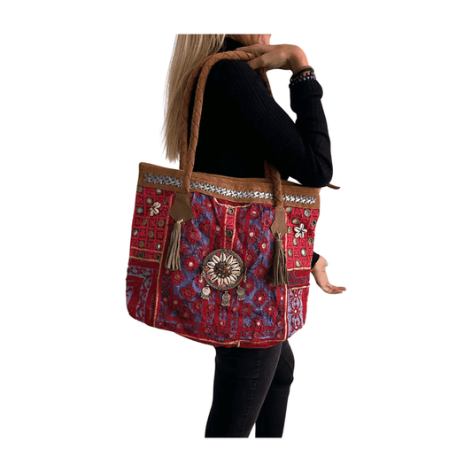 Bolso bohemio de piel con abalorios