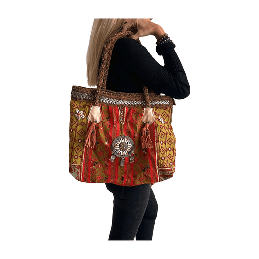 Bolso bohemio de piel con abalorios