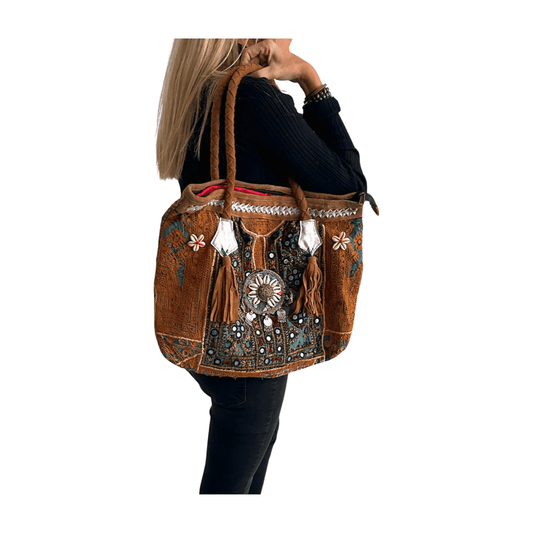 Bolso bohemio de piel con abalorios