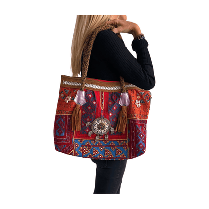Bolso bohemio de piel con abalorios