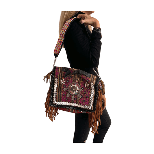 Bolso bohemio de piel con flecos y abalorios