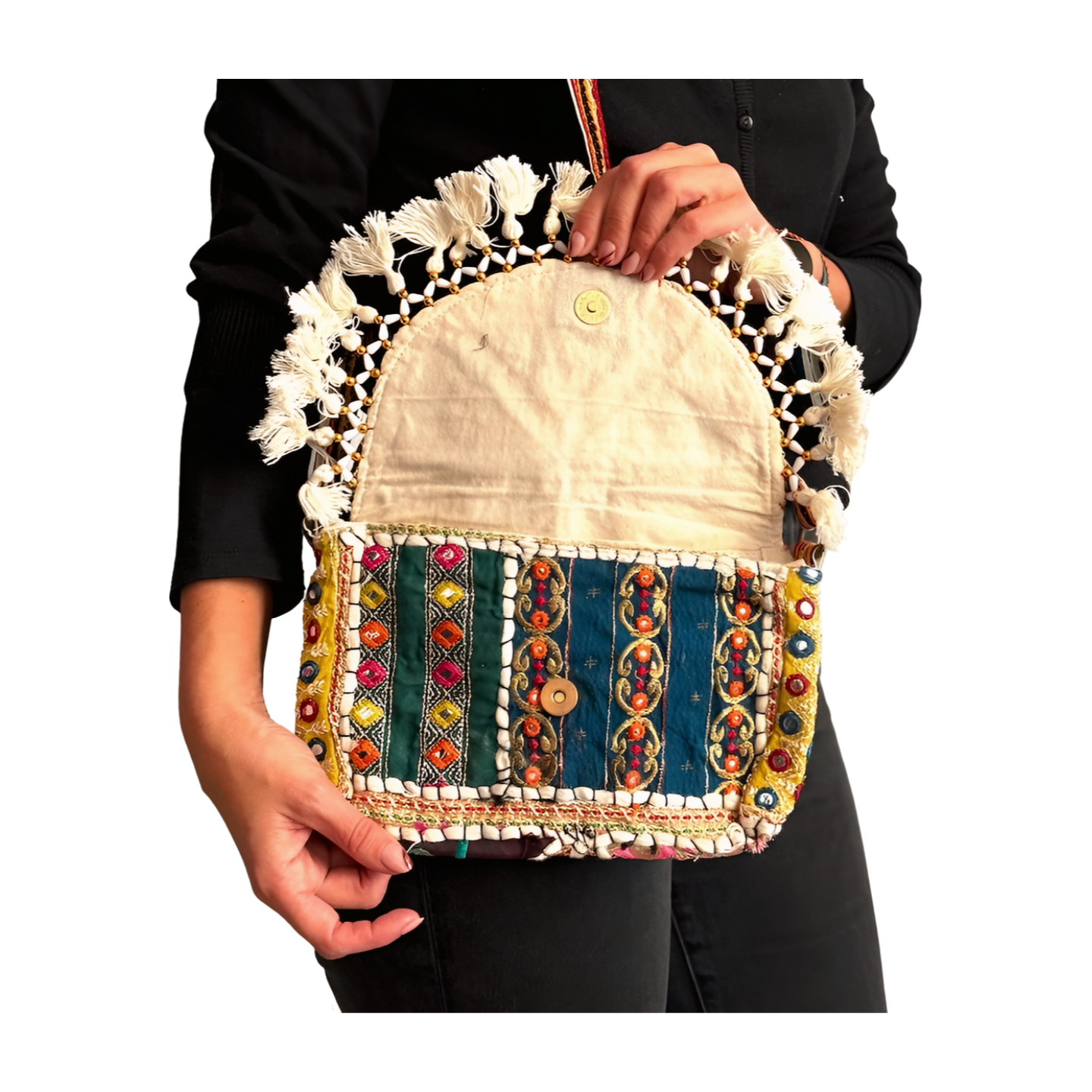 Bolso bohemio bandolera de patchwork con pompones