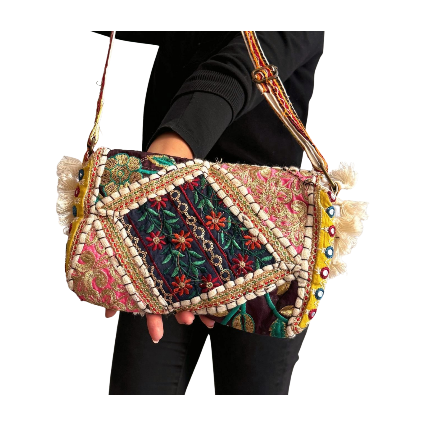 Bolso bohemio bandolera de patchwork con pompones