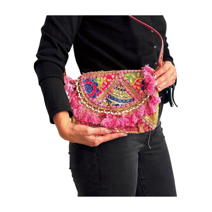 Bolso bohemio bandolera de patchwork con pompones