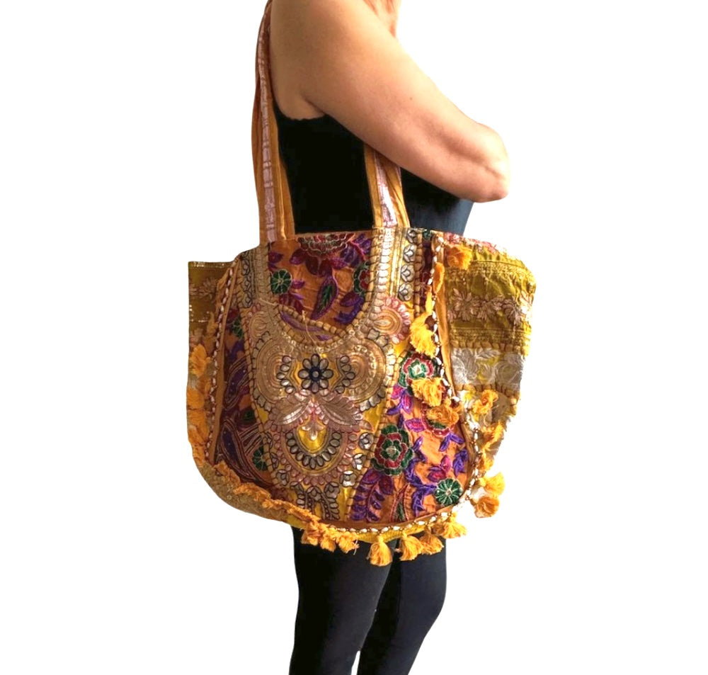 Bolso bohemio amarillo con pompones