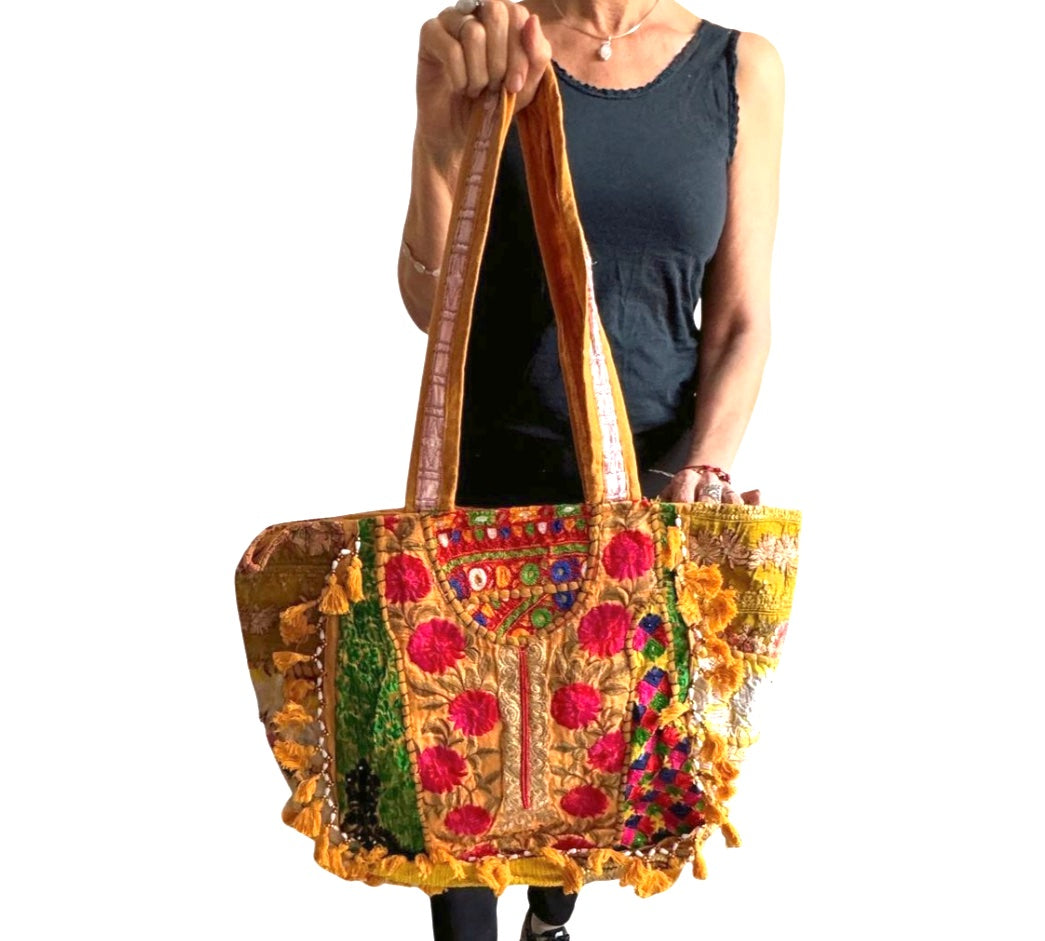 Bolso bohemio amarillo con pompones