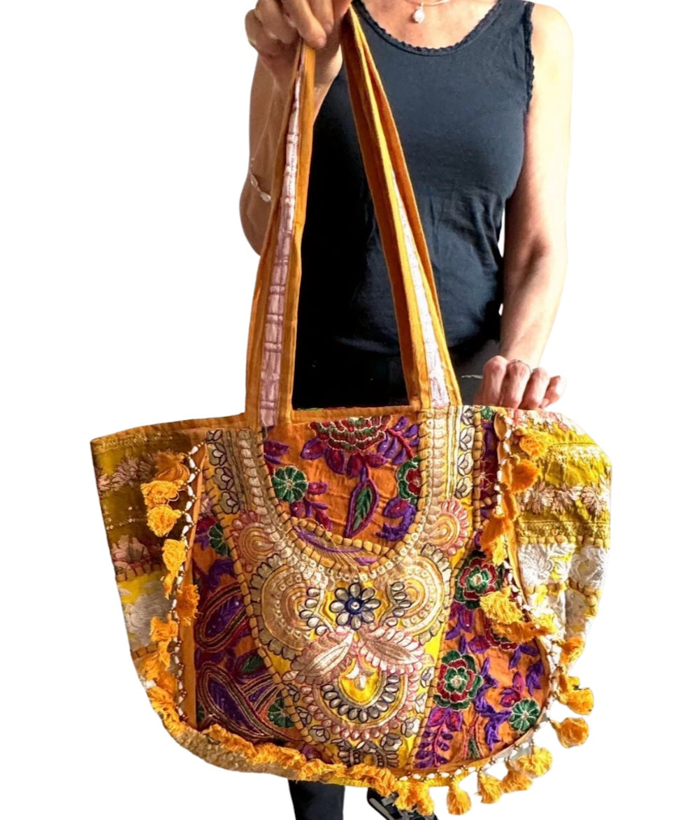 Bolso bohemio amarillo con pompones