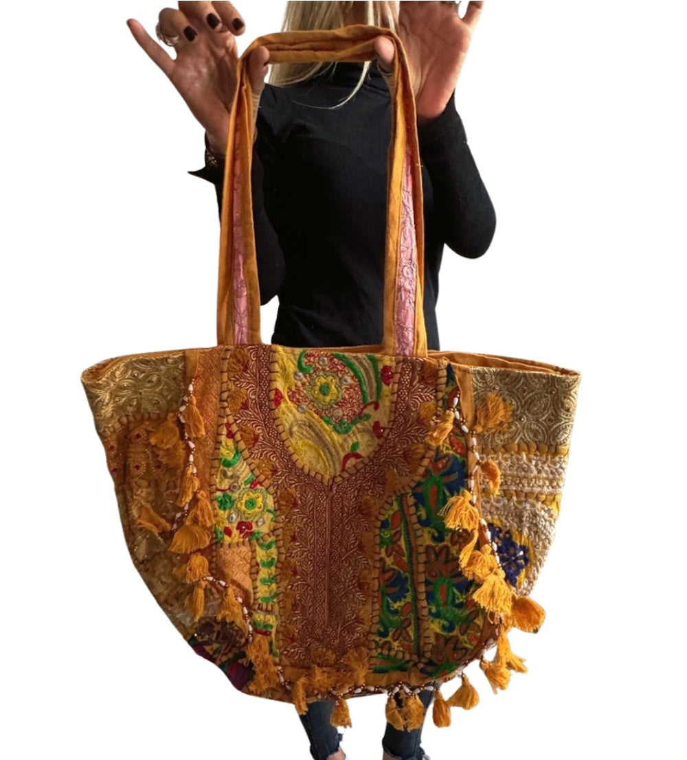 Bolso bohemio amarillo con pompones