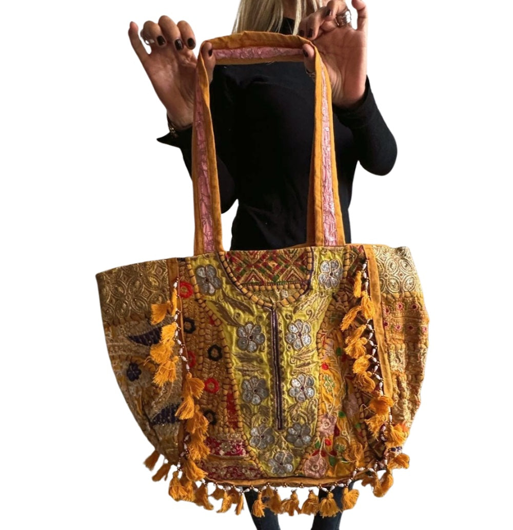 Bolso bohemio amarillo con pompones