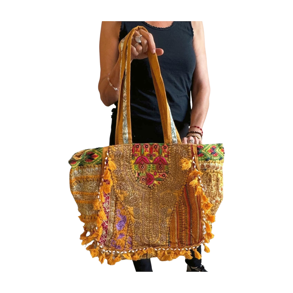 Bolso bohemio amarillo con pompones