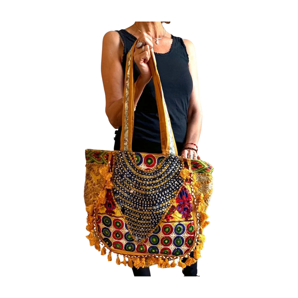 Bolso bohemio amarillo con pompones