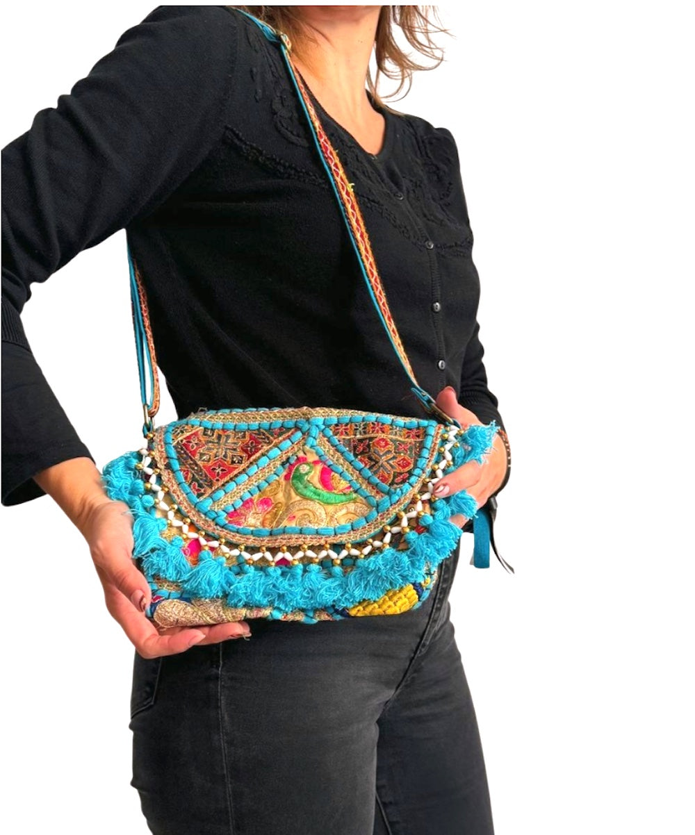 Bolso bohemio bandolera de patchwork con pompones