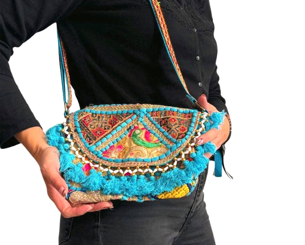Bolso bohemio bandolera de patchwork con pompones