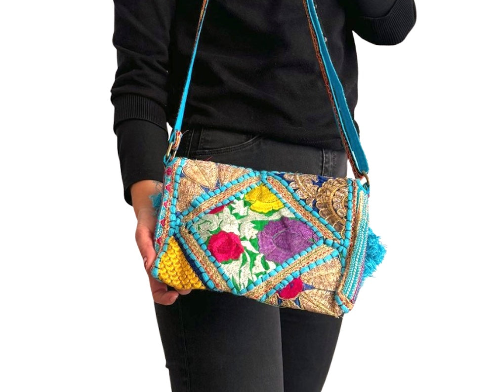 Bolso bohemio bandolera de patchwork con pompones