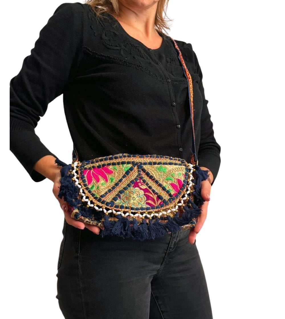 Bolso bohemio bandolera de patchwork con pompones