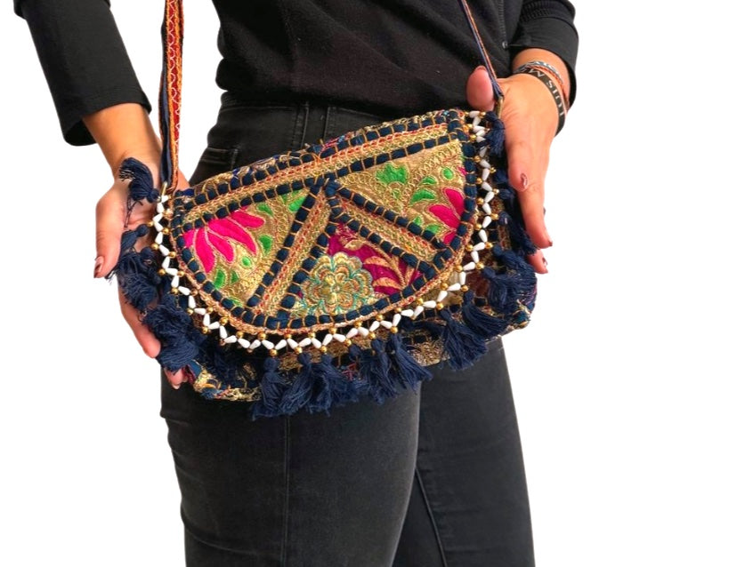 Bolso bohemio bandolera de patchwork con pompones