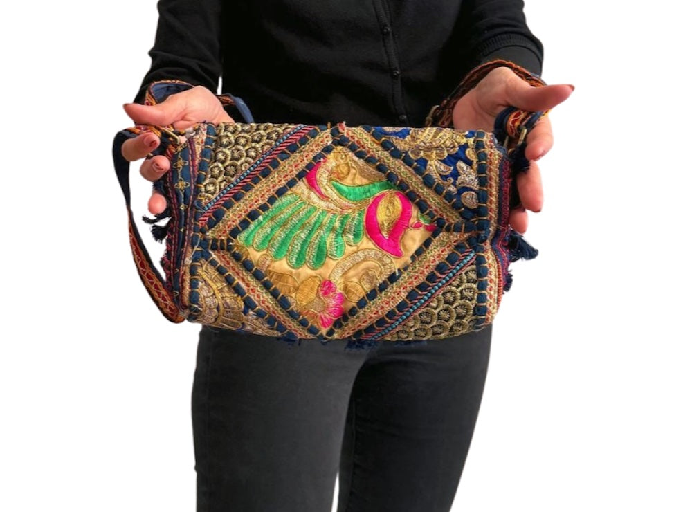 Bolso bohemio bandolera de patchwork con pompones