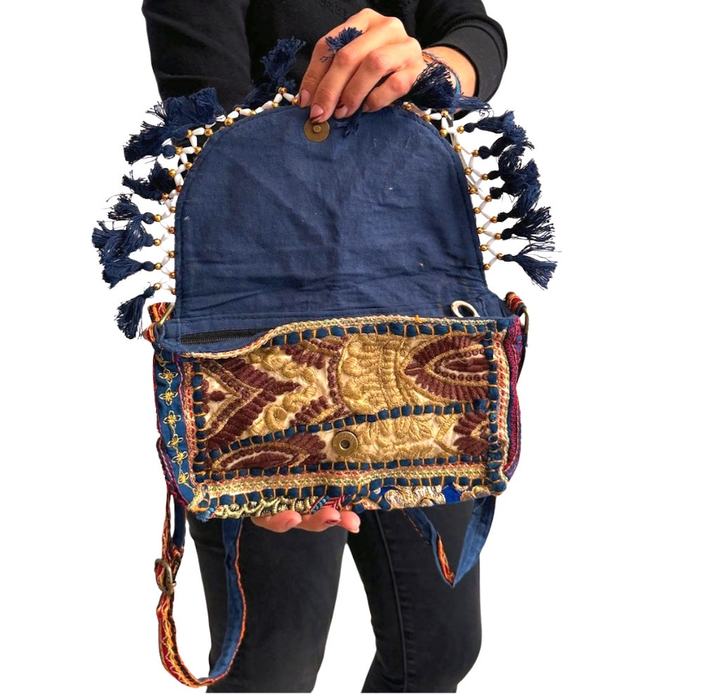 Bolso bohemio bandolera de patchwork con pompones