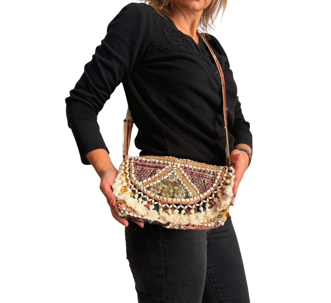 Bolso bohemio bandolera de patchwork con pompones