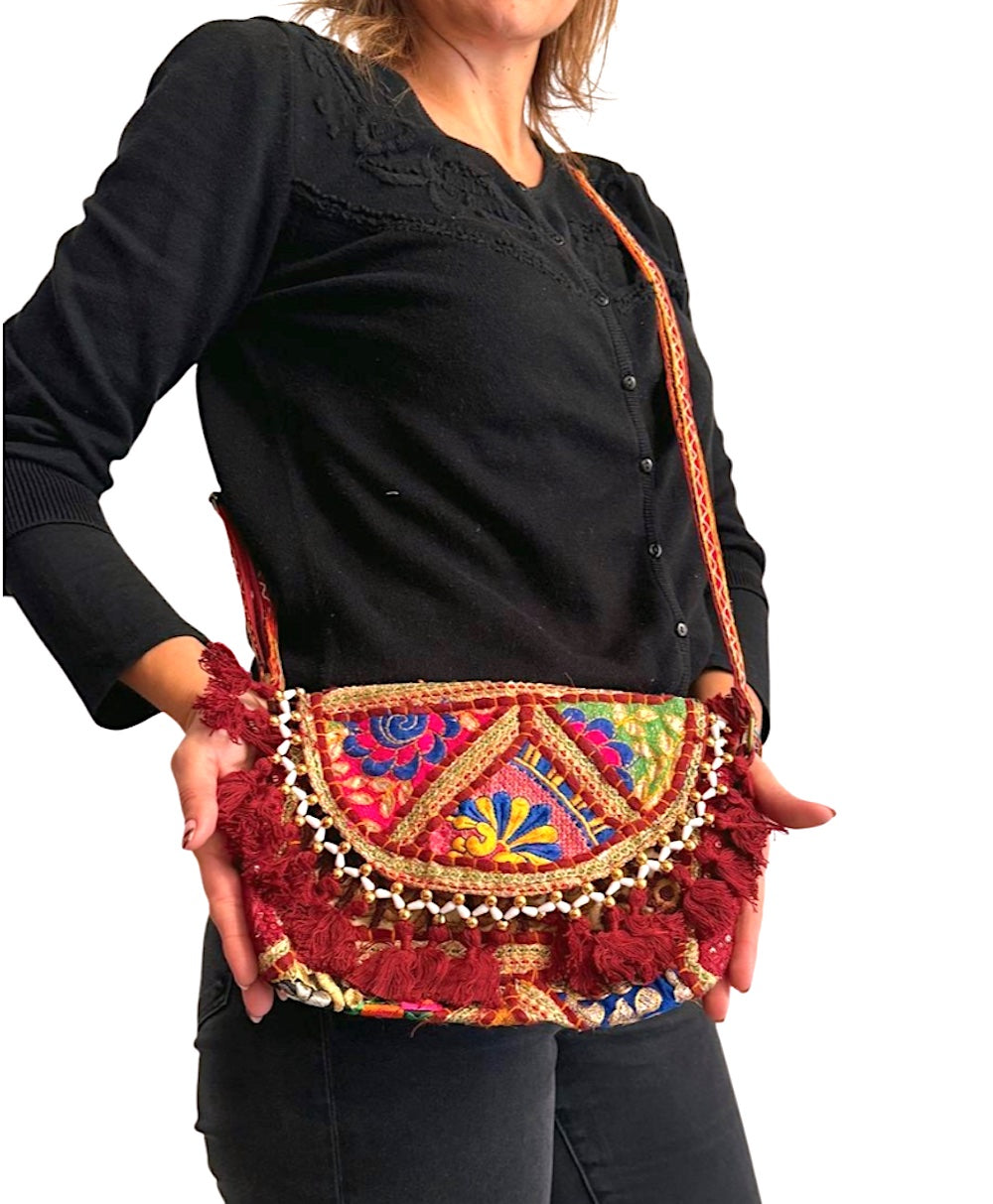 Bolso bohemio bandolera de patchwork con pompones