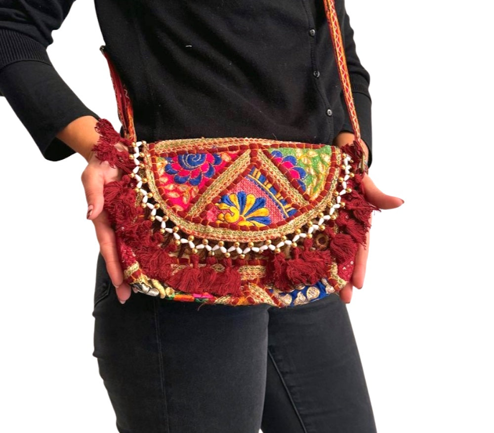 Bolso bohemio bandolera de patchwork con pompones